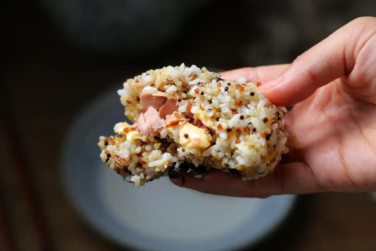 自制杂粮饭团,比寿司简单多了,健康营养又低脂,当早餐正合适!