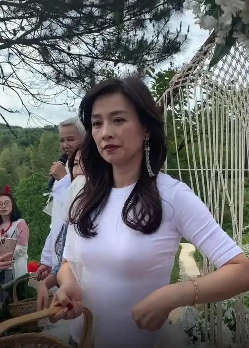 张庭组织微商活动48岁的她首次穿无痕衣出镜真实身材曝光