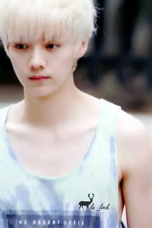 鹿晗锁骨白发