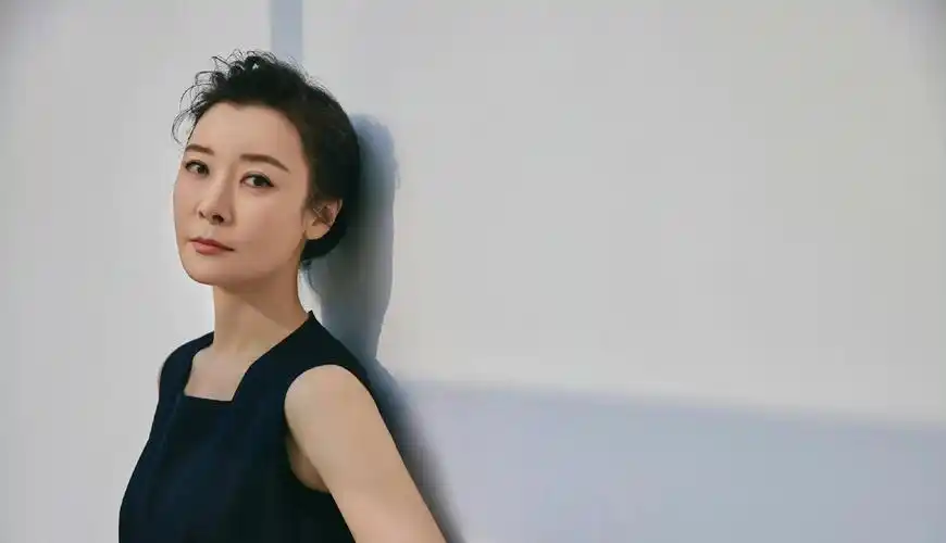 演员柯蓝23岁年薪百万为何50岁依旧未婚