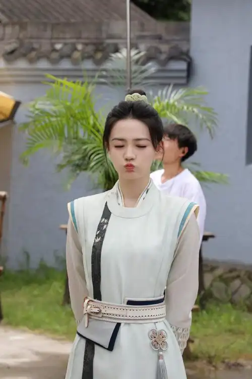 徐璐超话#沈丹青画舫#片场捕捉大小姐一枚#徐璐披荆斩棘的大小姐