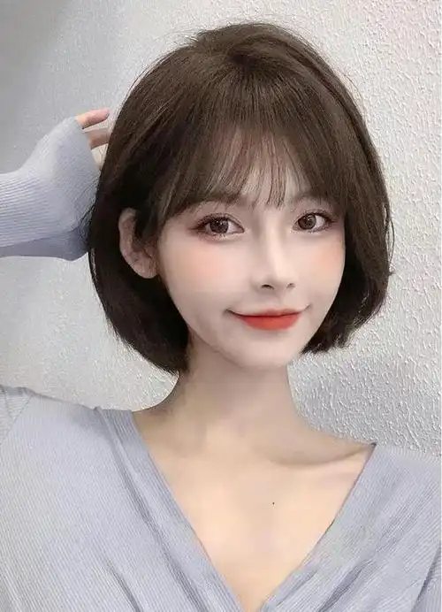 波波头,顾名思义,就是像波浪一样起伏的短发发型.