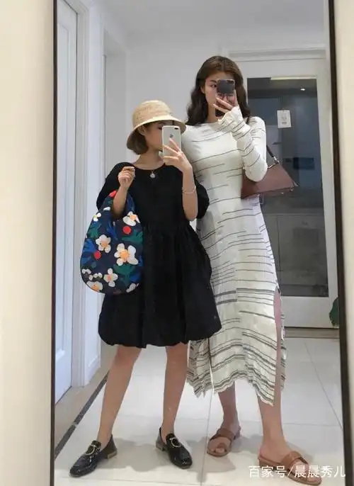150小萝莉和170大长腿闺蜜出游心机穿搭,要美就美成一道光!