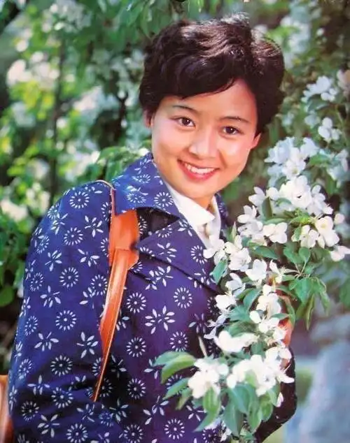 张瑜从年轻的时候就非常喜欢短卷发,在上个世纪70,80年代,女性的发量