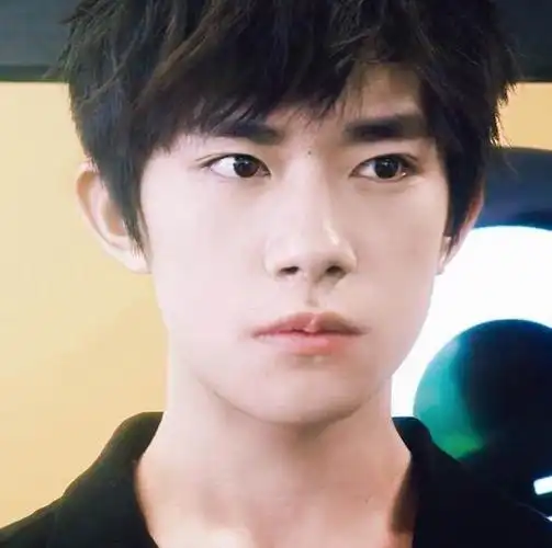 易烊千玺,有种整容叫掀起你的刘海来,一个被刘海耽误的帅哥