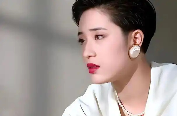 李嘉欣:被李嘉诚花3000万带回家,为什么却让其"家破人亡"