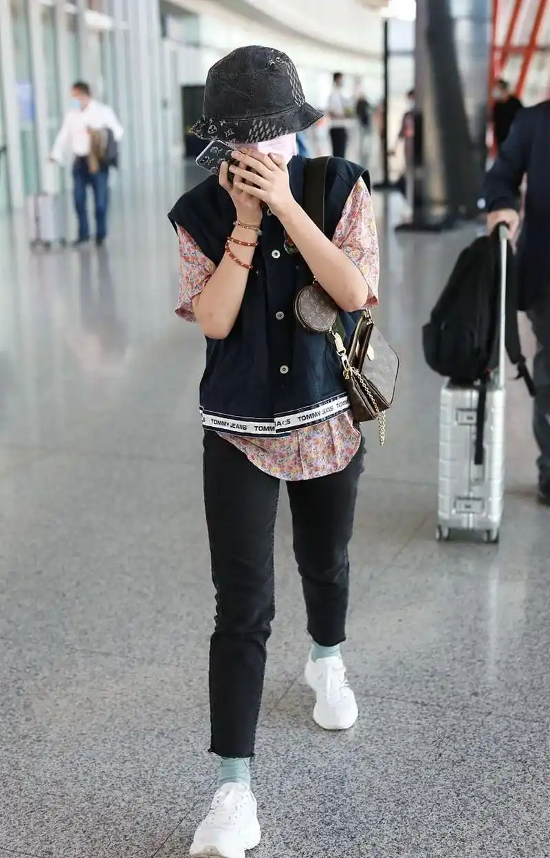 张子枫跟焉栩嘉感情经过巨大网络舆论后还是蛮稳定的.