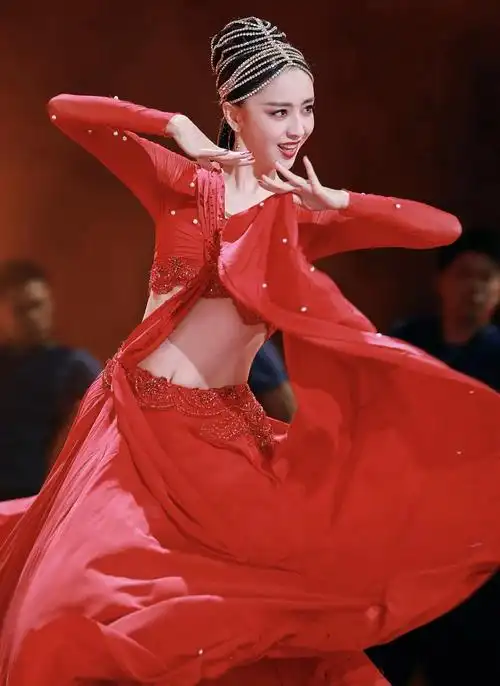 38岁佟丽娅跳舞魅力四射穿露脐装秀小蛮腰一袭红裙风情万种