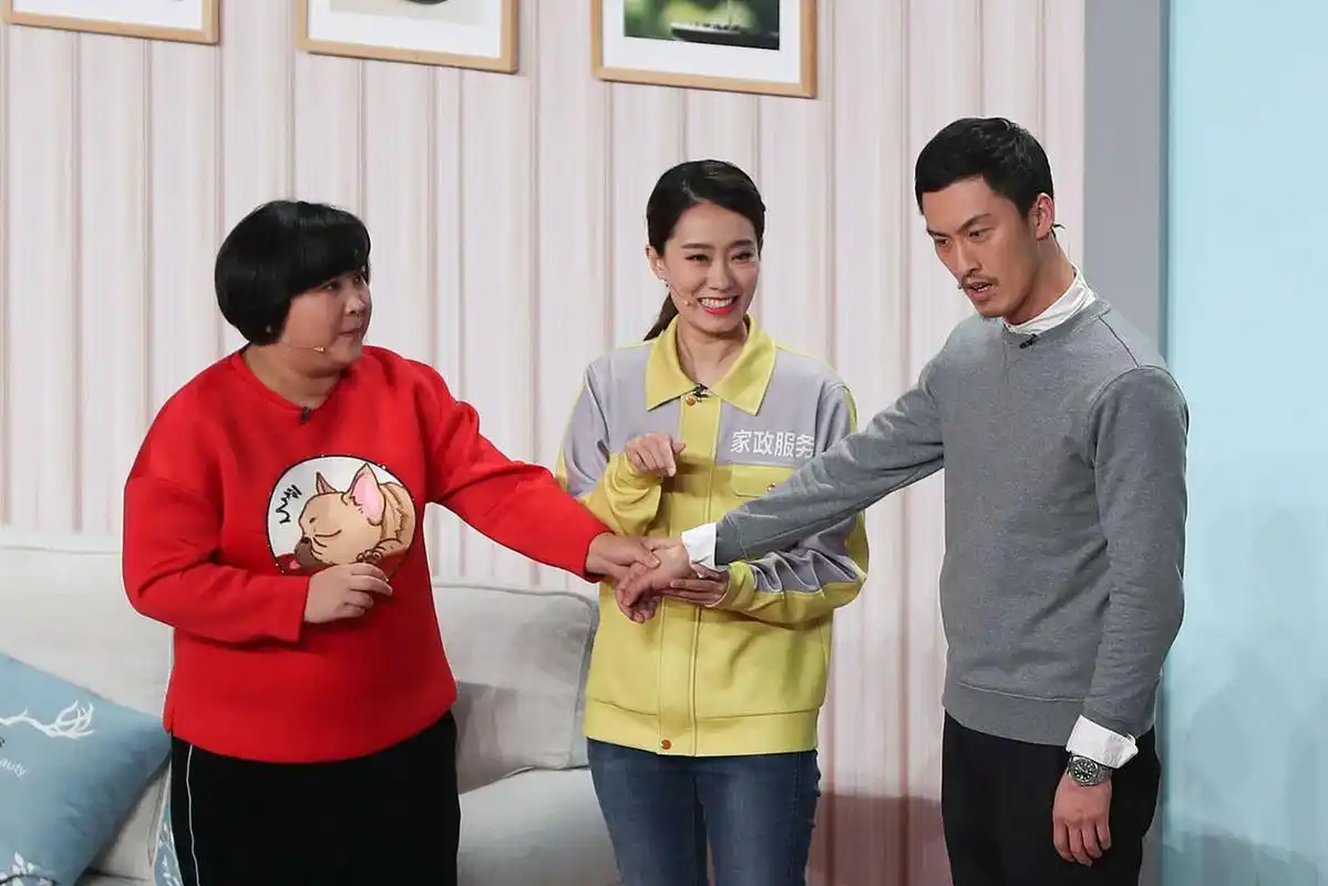 张小斐晒合照为贾玲庆生 素颜出镜比耶笑容灿烂   29日,张小斐发博晒