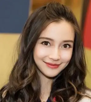 中分长卷发型格外有公主的气质,优雅而婉约,好像是从童话里走出来的