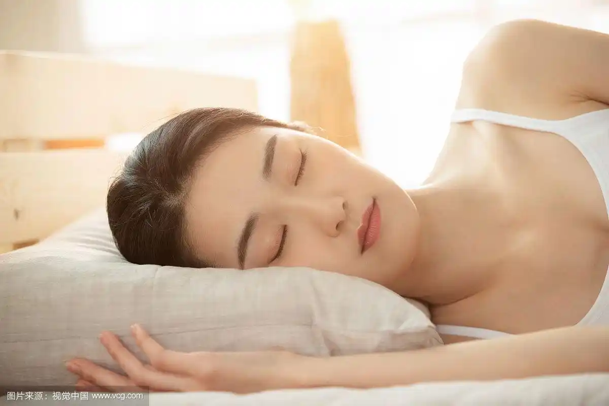 年轻女人躺在床上睡觉