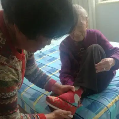 老人拉着记者的手连声让坐,老人爱笑,笑起来满脸皱纹,和蔼可亲.