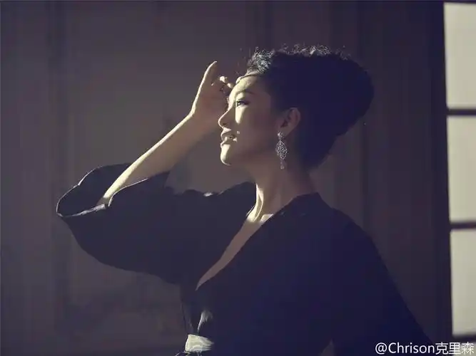 巩俐拍大片珠光宝气 举手投足间霸气侧漏