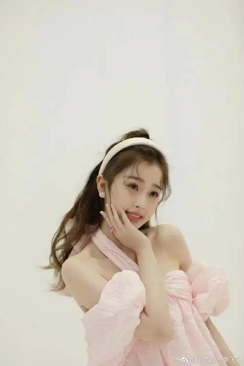 虞书欣粉俏少女六宫格#虞书欣这个造型真的绝美,粉色蝴蝶结连衣扰配