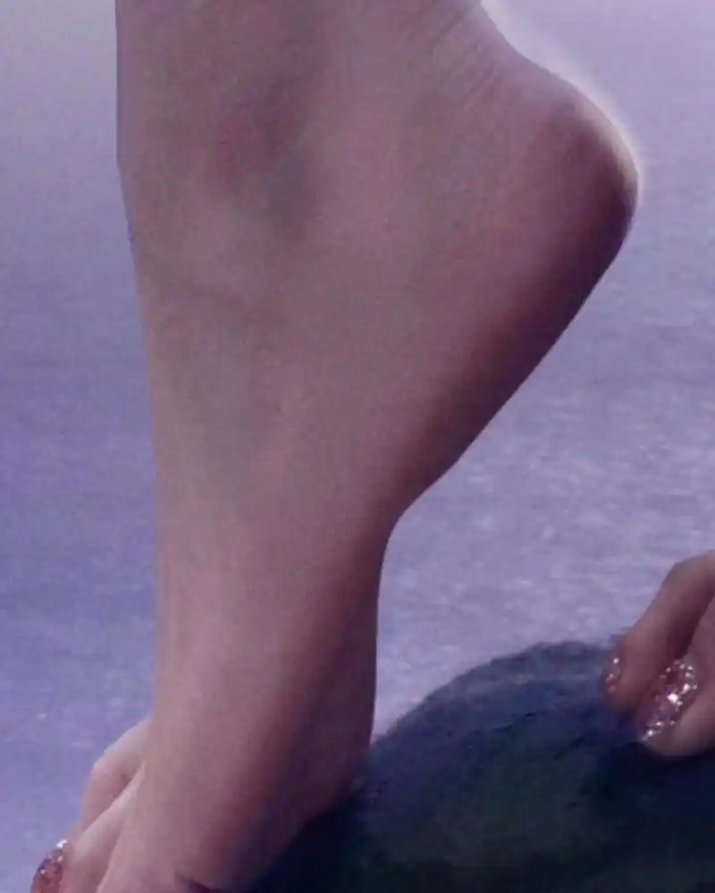 杨超越:光脚,黑色尖头高跟鞋