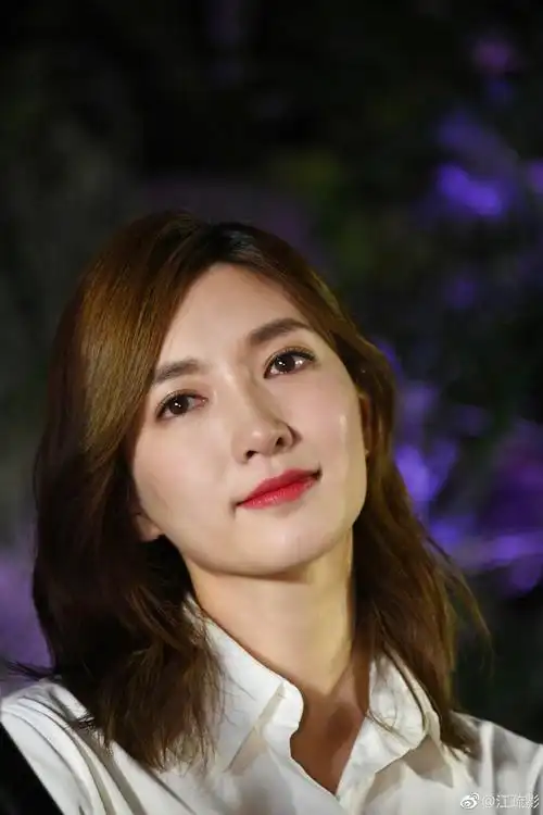 江疏影淡妆大片面容娇美 发丝撩动显风情