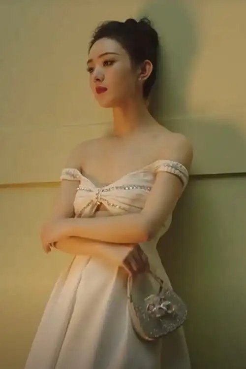 赵丽颖一字肩水钻白裙##赵丽颖的肩颈线