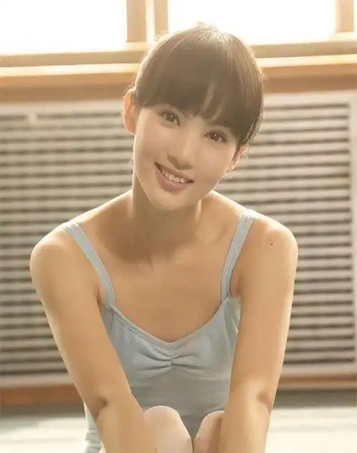 金晨是山东妹子,因为爸妈都搞舞蹈,所以她从小就对跳舞特别感兴趣.
