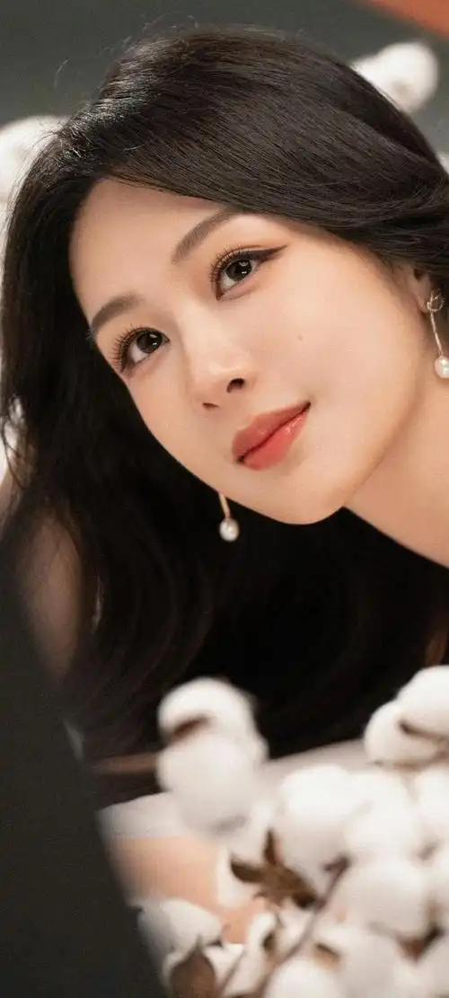 本期美女系列壁纸,我们为大家带来了一组杨紫的精美照片.