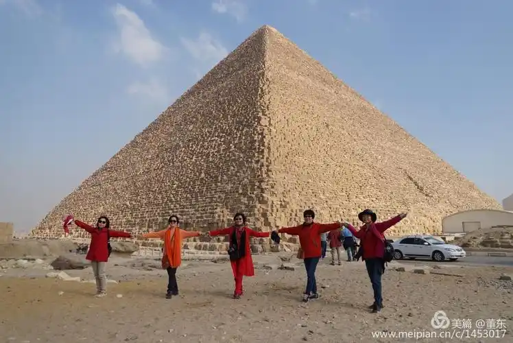 美女旅游们在金字塔凹造型.