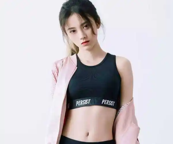 鞠婧祎拍摄花絮图曝光,容貌娇艳如花,而我却注意她的马甲线_舞台_身材