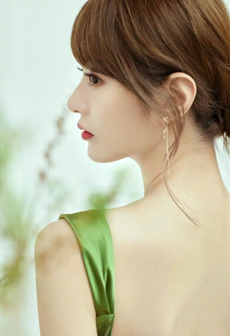 腾讯nba美女主播小七,肤白貌美,绝世容颜,球迷心中的"白月光"