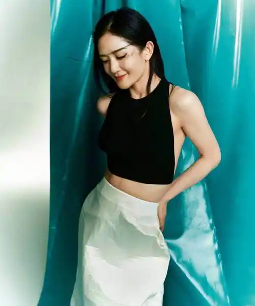 总之,这组杂志写真大片展现了谢娜的魅力和表演实力,同时也向人们展示