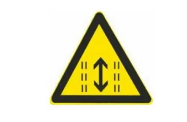 由于某种原因(施工,桥,隧道)形成无隔离的双向车道时,须设置此标志