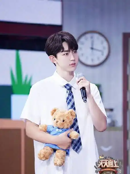 郭俊辰可以把校服焊身上吗##郭俊辰16岁校服照好青涩