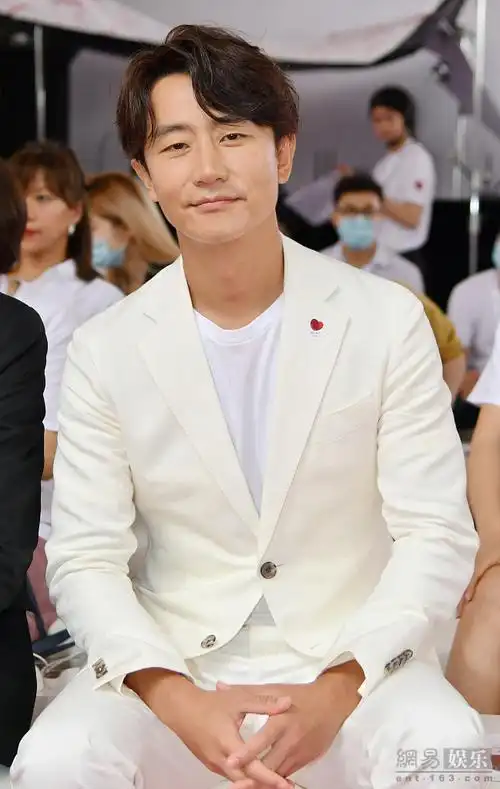 太会撩黄轩穿帅气白西装对镜头微笑比心