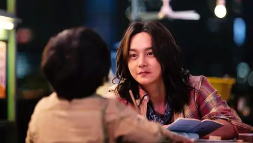 近日,尹正工作室发布了若干电影《飞驰人生》片场视频和剧照,尹正身穿