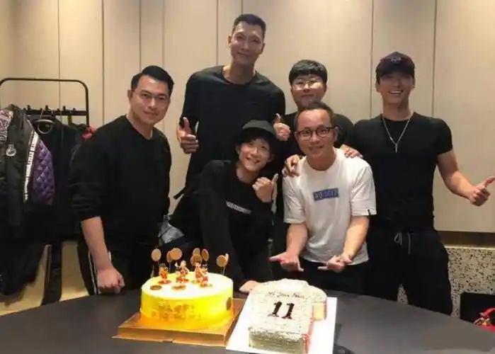 张一山易建联罕见同框,两人身高差好抢镜,易建联衣品老气引热议_网友