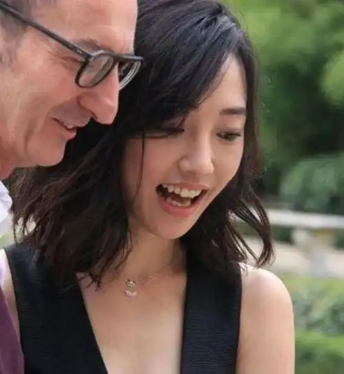 白百何和老外亲密互动看到图四后网友是无法形容