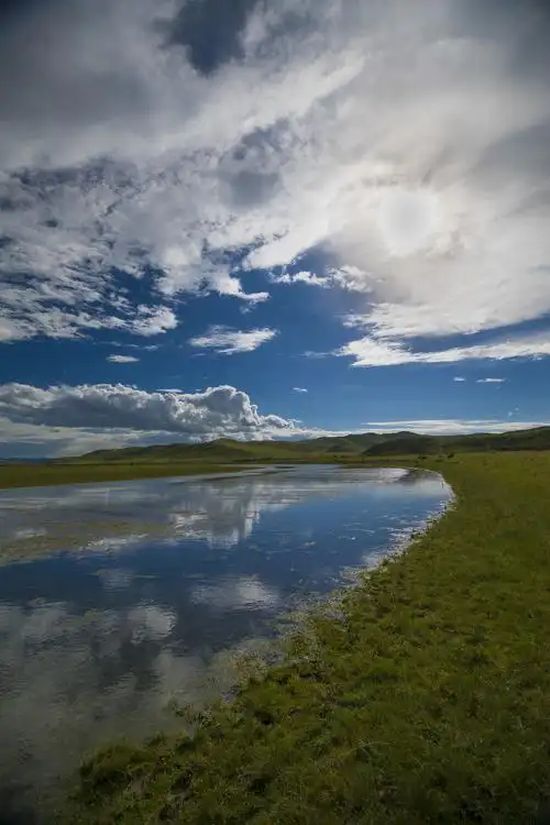 已经是下午4点钟左右了,草原的湖泊,静谧美丽.
