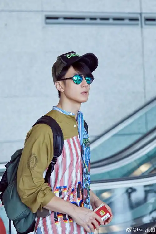 近日,宇宙型男吴尊现身上海某机场,全程被粉丝跟拍.