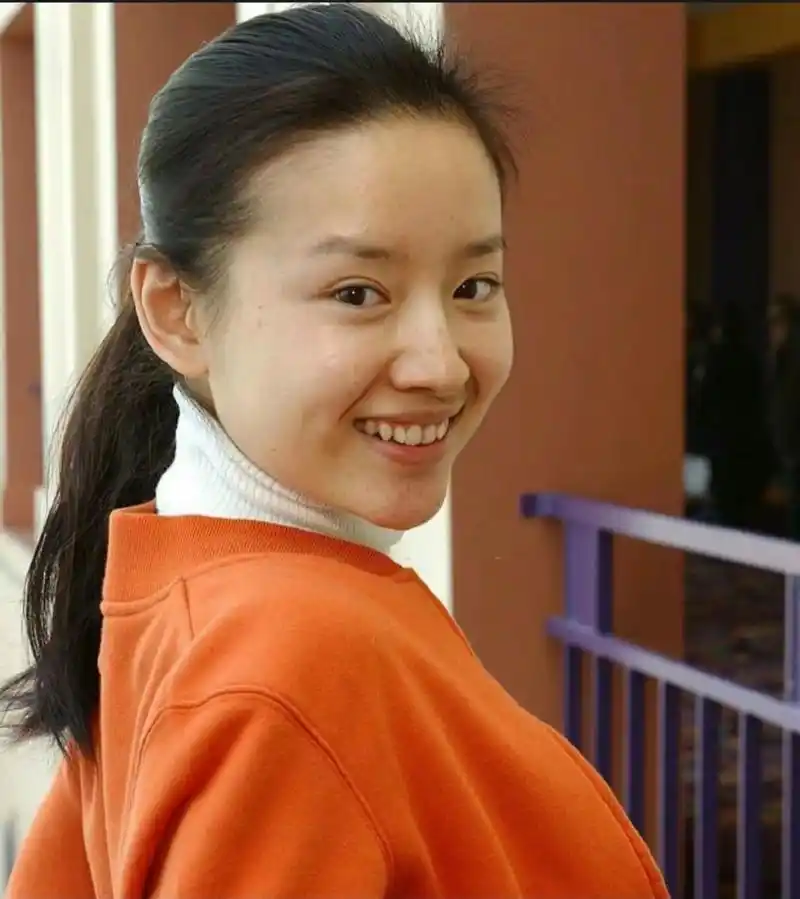 董洁2000年素颜参加旧金山电影节活动,无ps无美颜滤镜的年代这个状态