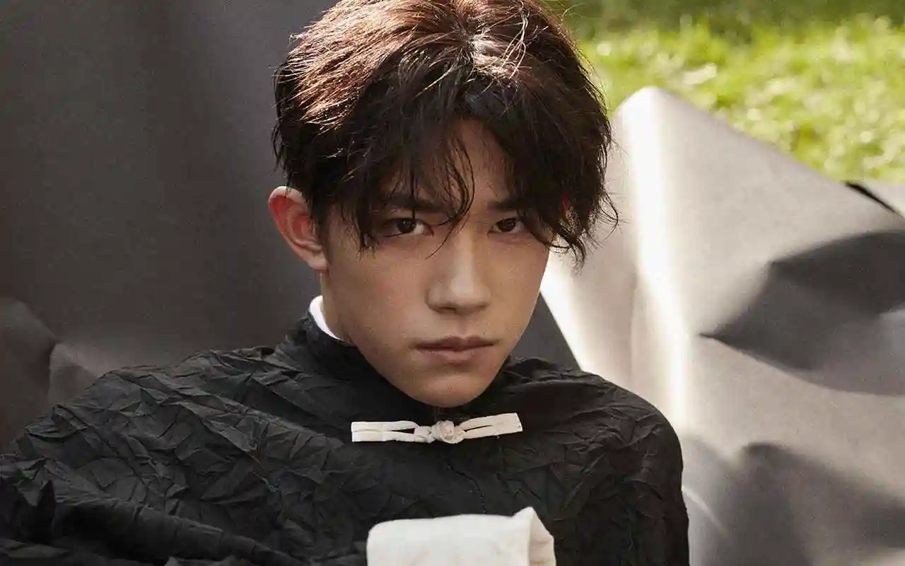 易烊千玺帅气潇洒街拍