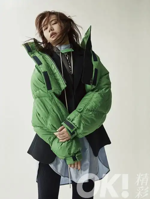 戚薇羽绒服造型登杂志封面 在帅气与柔美的边缘肆意游走