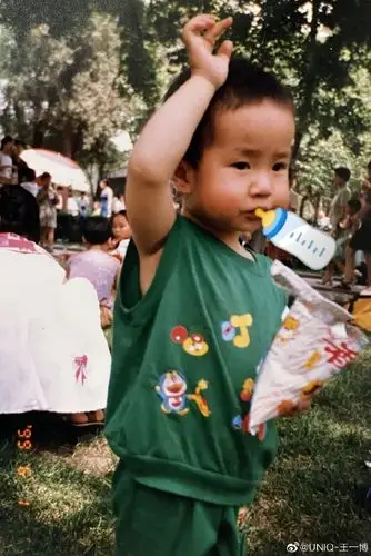 王一博童年照#|#王一博#这小宝贝也太可爱了吧 从小到大的优越奶碧