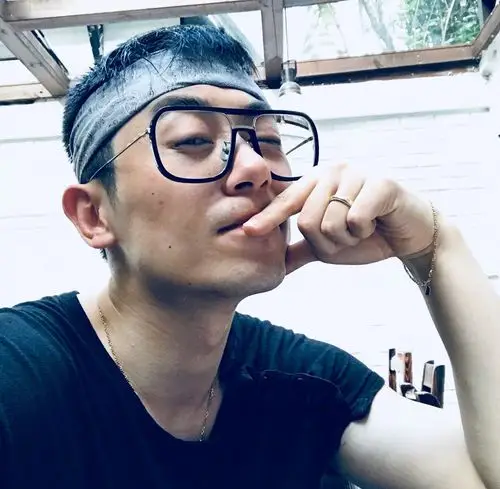 朱亚文大晒表情包福利网友谁说不帅直接给买只导盲犬