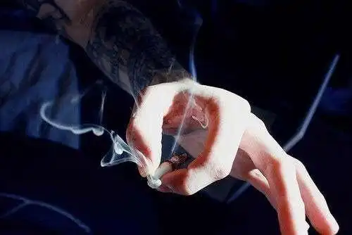 点燃一支烟一支烟燃烧唯美图片 燃烧中的香烟唯美图_微信头像图片大全