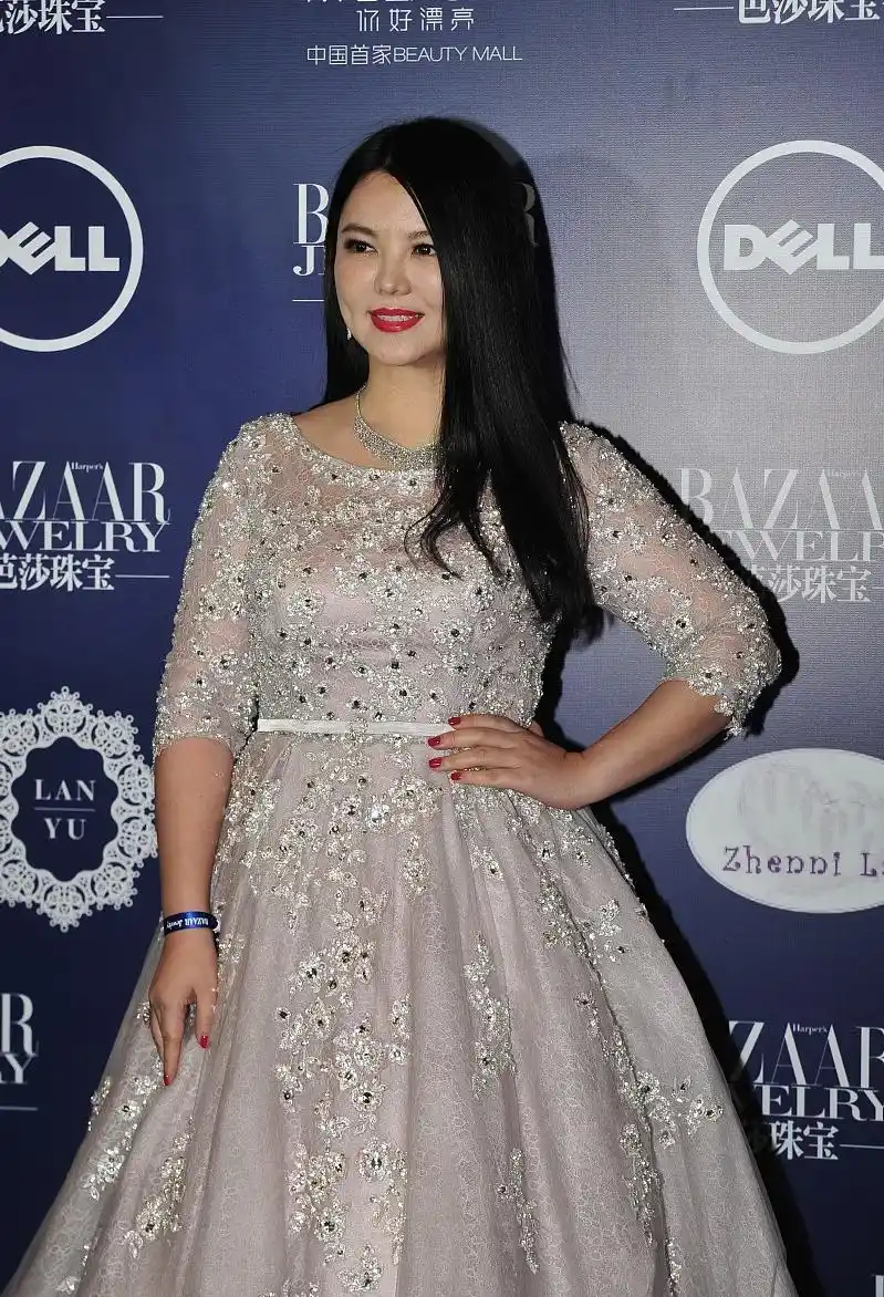 一身银色亮片公主裙高调现身,还真是重量级的公主,李湘这身着实有些