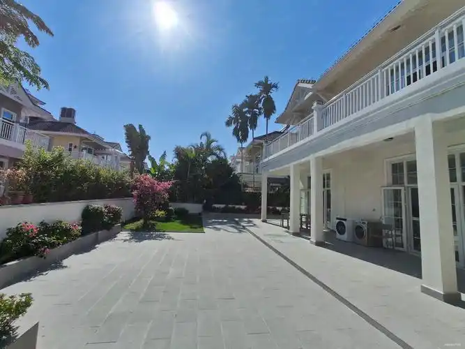 三亚湾海边独栋别墅 鲁能游艇 豪装9房 通透明亮 超大花园