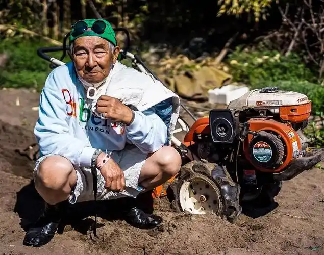 他就摇身一变成为了时尚达人换身时尚潮流的服装一把锄头,一双雨靴是