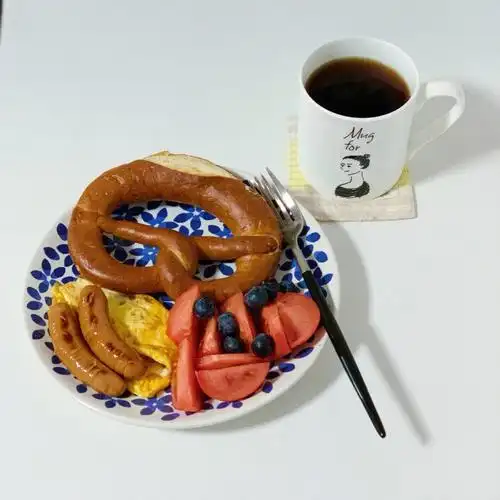 早餐吃什么早餐一人食碱水面包搭配