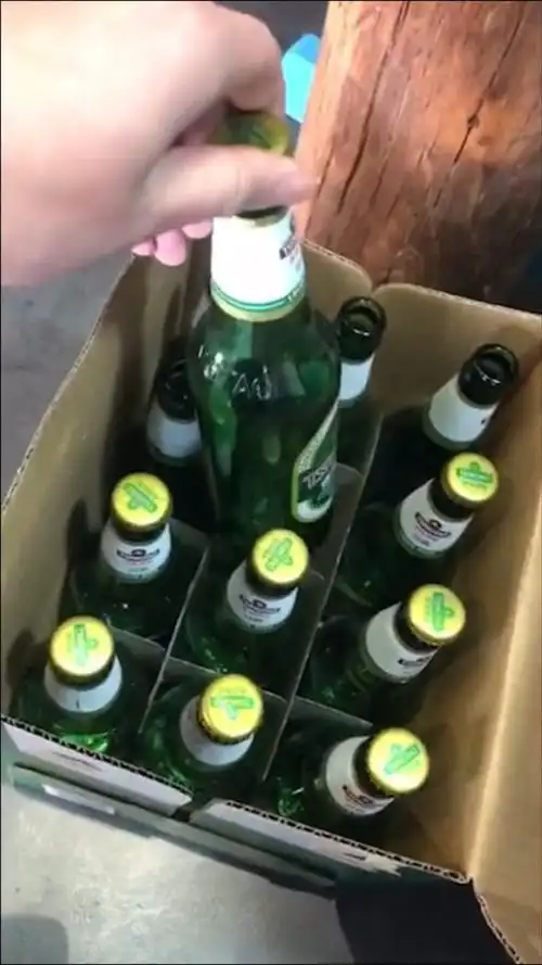 烧烤店老板给顾客退没开瓶的啤酒钱 收拾啤酒瓶时发现不对劲