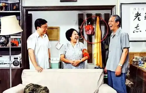 《我爱我家》拍摄剧本吃紧,梁左把妹妹梁欢拉进剧组,三兄妹聚齐