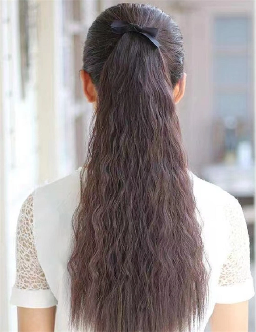 玉米烫长发的扎发效果,温柔优雅,线条感十足,看起来非常知性大气.