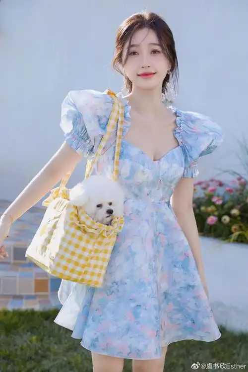 虞书欣和狗狗的随拍96 蓝色碎花连衣裙的欣欣和好可爱的修勾啊