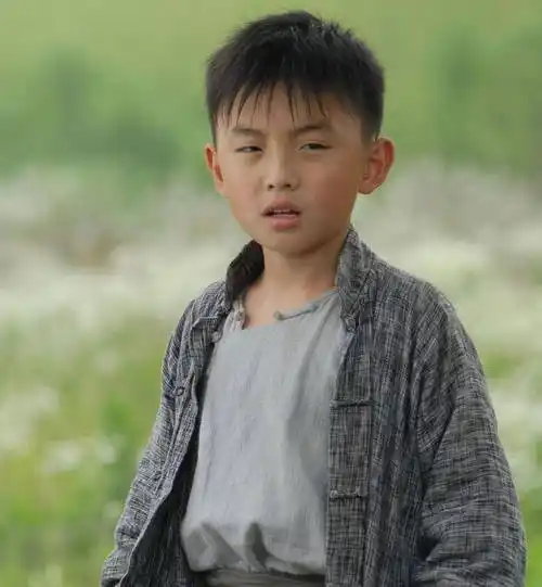 他就是童星演员郑伟啦,小时候的他出演过不少的影视作品,令观众们印象